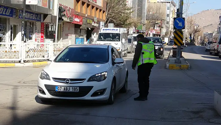 Van caddeleri boş kaldı