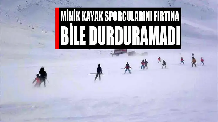 Minik kayak sporcularını fırtına bile durduramadı