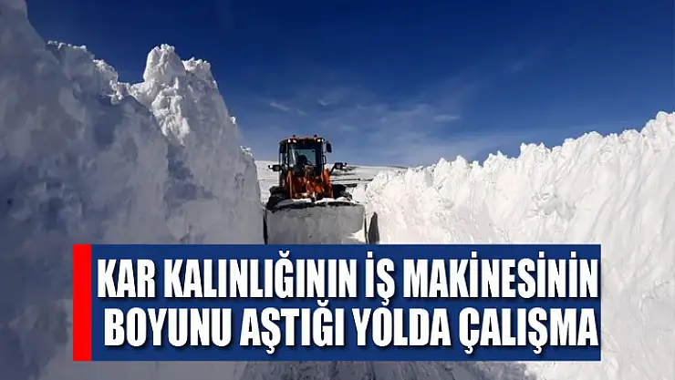 Kar kalınlığının iş makinesinin boyunu aştığı yolda çalışma
