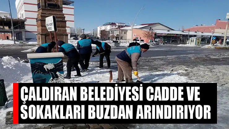 Çaldıran Belediyesi cadde ve sokakları buzdan arındırıyor