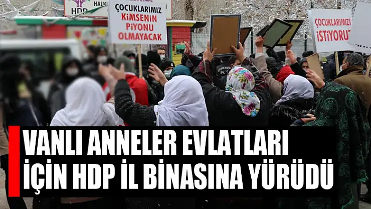 Vanlı anneler evlatları için HDP il binasına yürüdü