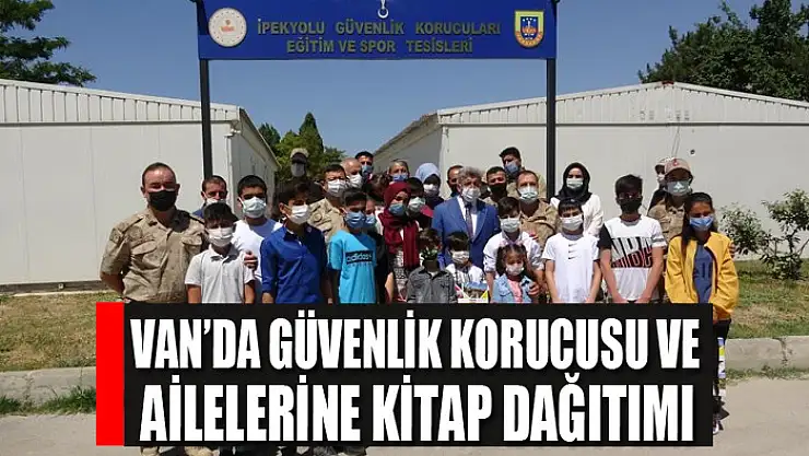 Van'da güvenlik korucusu ve ailelerine kitap dağıtımı