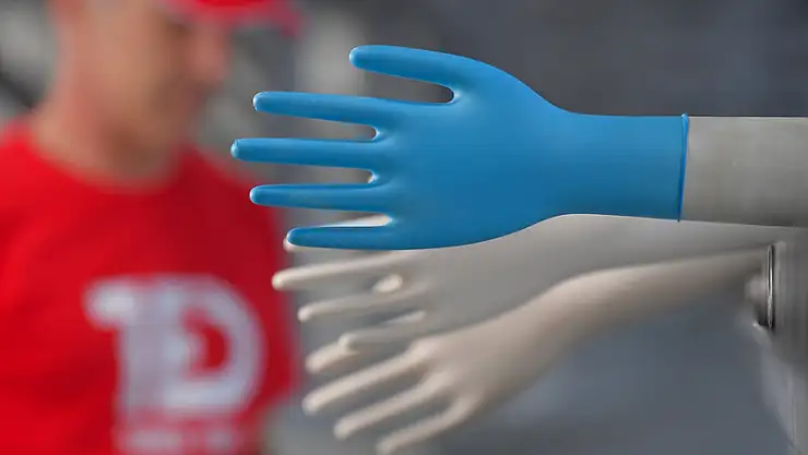 Aşılama hız kazandı nitril eldivene ihtiyaç arttı