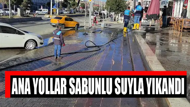 Ana yollar sabunlu suyla yıkandı