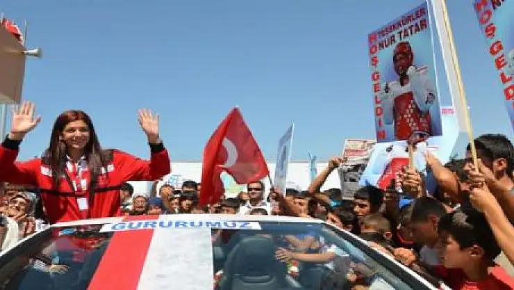 Nur Tatar'a sevgi gösterisi