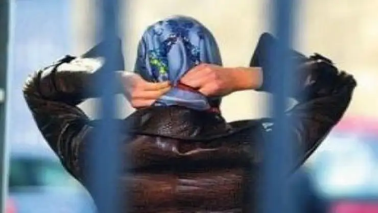 Öğretmenler okullara başörtülü girebilir