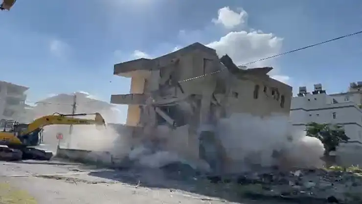 4 katlı bina iş makinesinin darbesiyle yerle bir oldu