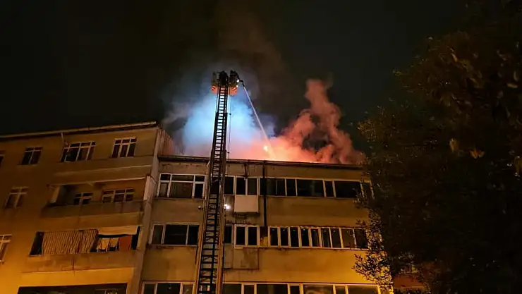4 katlı binanın çatısı alev alev yandı: Vatandaşlar tahliye edildi
