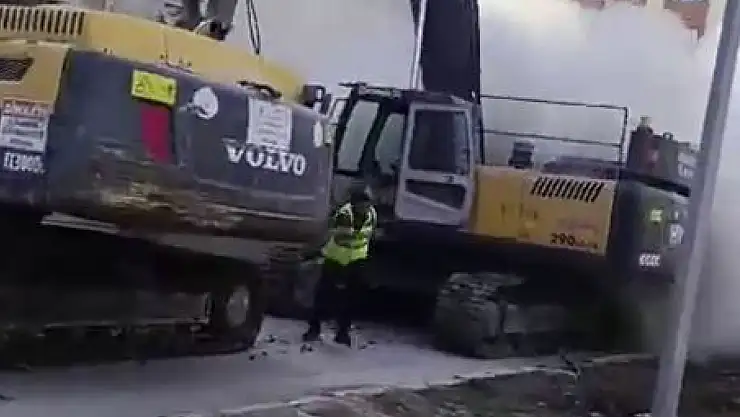 5 katlı bina tek dokunuşla yıkıldı, operatör kepçeden atlayarak kurtuldu