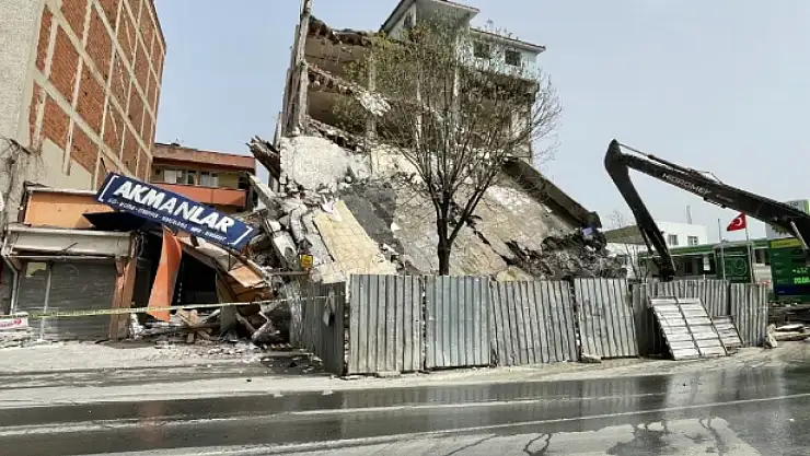 5 Katlı iş merkezi, tek darbede yerle bir oldu