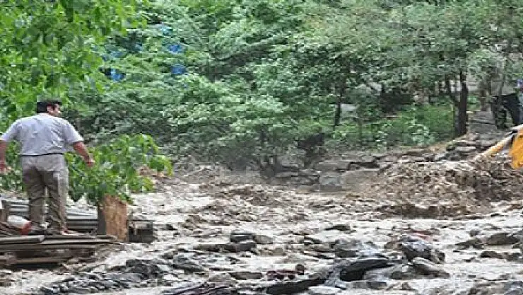ERCİŞ'TE  SEL  ZARARA  YOL AÇTI