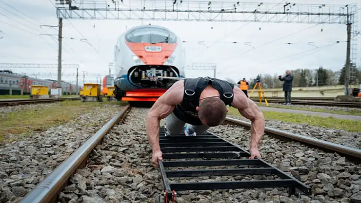 650 tonluk treni çekerek dünya rekoru kırdı