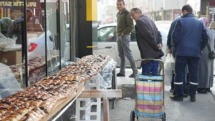 7 metrelik pide görenleri hayrete düşürdü