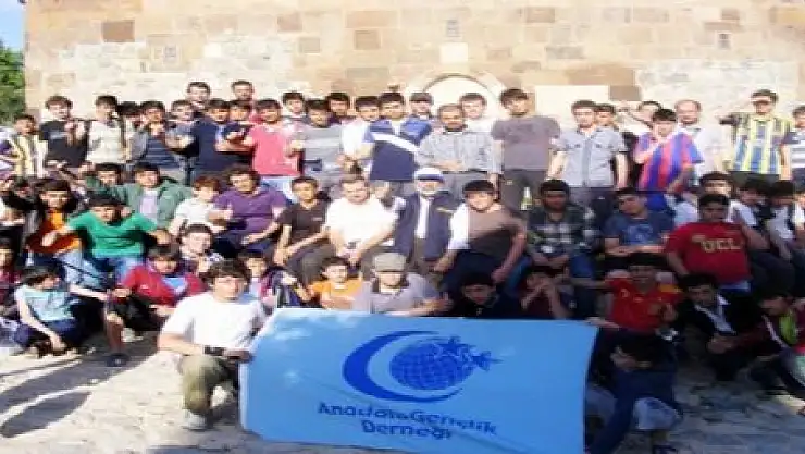 Akdamar Kilise'si önünde slogan attılar