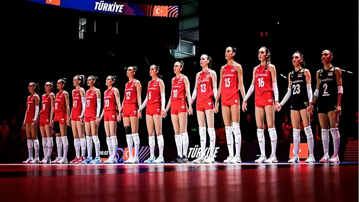 A Milli Kadın Voleybol Takımı, hazırlık kampı için Antalya'ya gitti