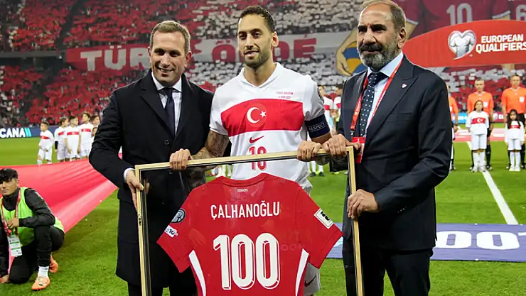 A Milli Takım'da 100. maçına çıkan Hakan Çalhanoğlu'na plaket