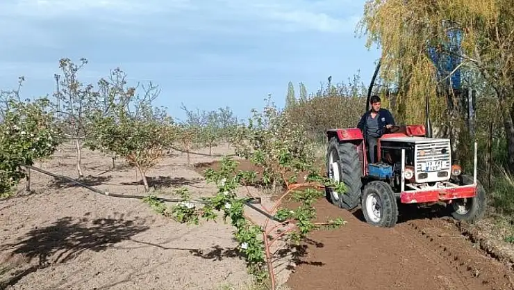Adilcevaz'da bahçe çapalama dönemi