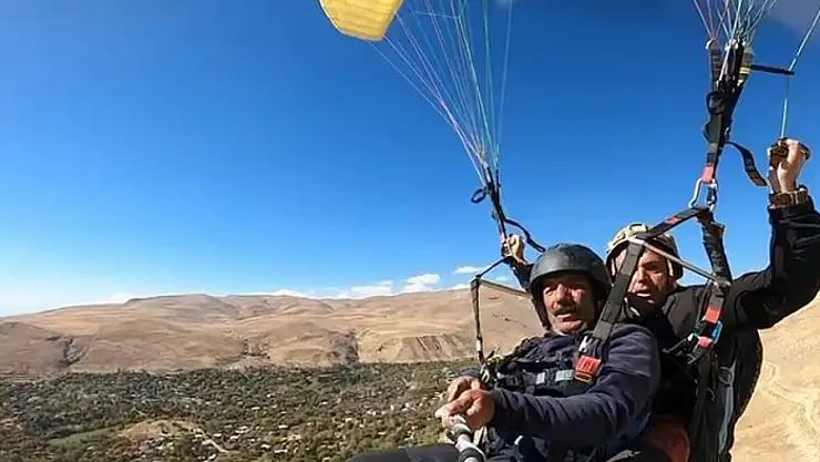Adilcevaz semalarında yamaç paraşütü heyecanı