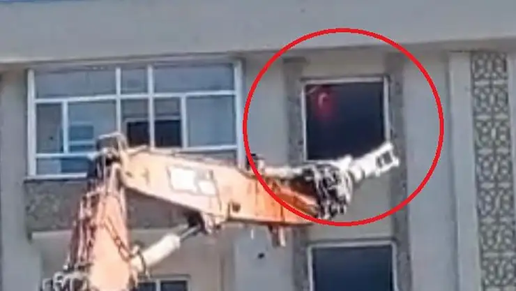 Ağır hasarlı binanın yıkımında polis ve operatörün bayrak hassasiyeti