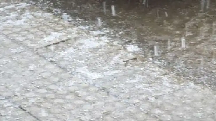 Erciş'te Dolu ve Sağanak Yağış