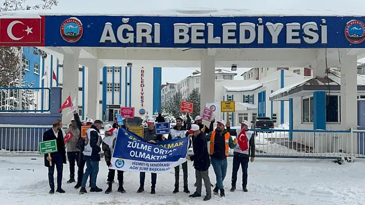 Ağrı'da işten çıkarılan işçilerden belediye önünde eylem