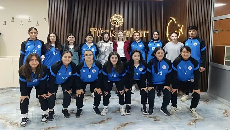 Ağrı'da kadın futbol takımına moral yemeği