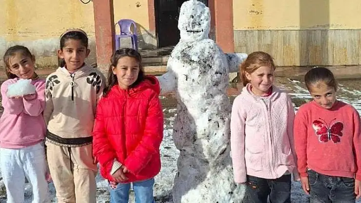 Ağrı'da öğrenciler yılın ilk kardan adamını yaptı