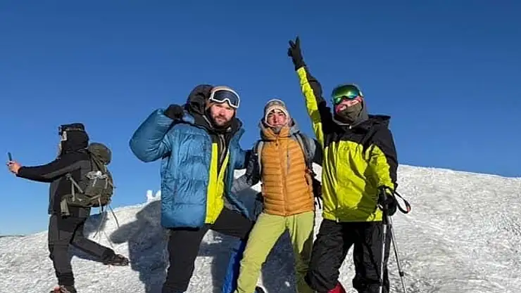 Ağrı Dağı'nda dağcılar zirveye ulaştı