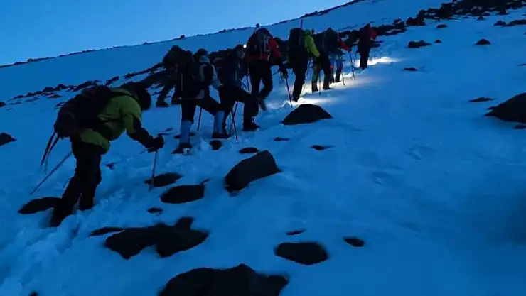Ağrı Dağı'nda kar altında zorlu tırmanış başladı