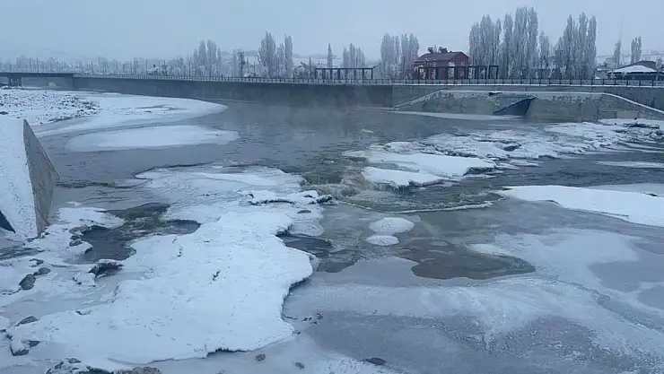 Ağrı eksi 18 derece ile dondu