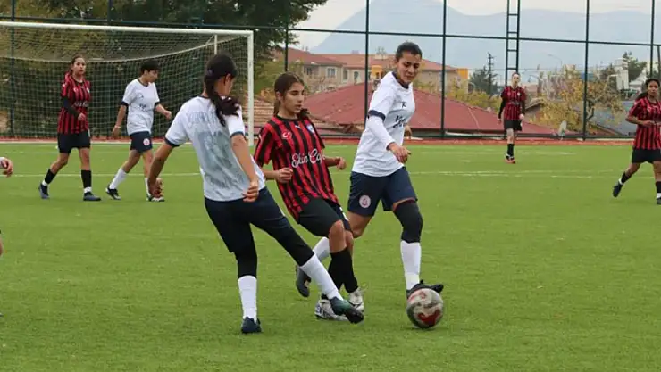 Ağrı Kadın Futbol Takımı, Erzincan'ı 5-0 mağlup etti