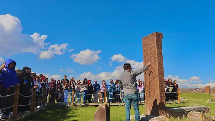 Ahlat'ın tarihi mekanlarını gezdiler