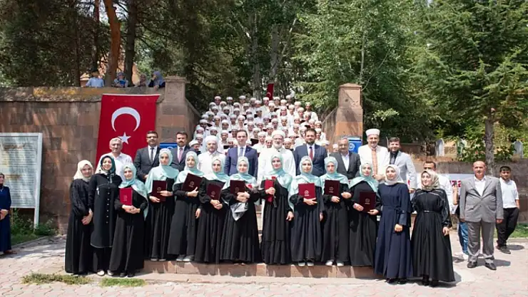 Ahlat'ta 83 öğrenci mezun olarak hafız oldu