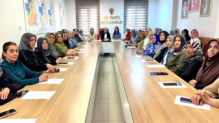 AK Parti Van İl Kadın Kolları yönetim kurulu toplantısını gerçekleştirdi