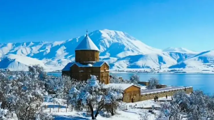 Akdamar Adası beyaz gelinliğini giydi