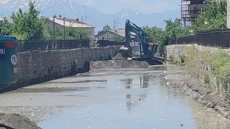 Akköprü deresinde çalışma yapan iş makinelerine tepki