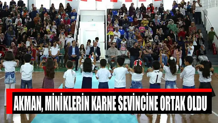 Akman, miniklerin karne sevincine ortak oldu
