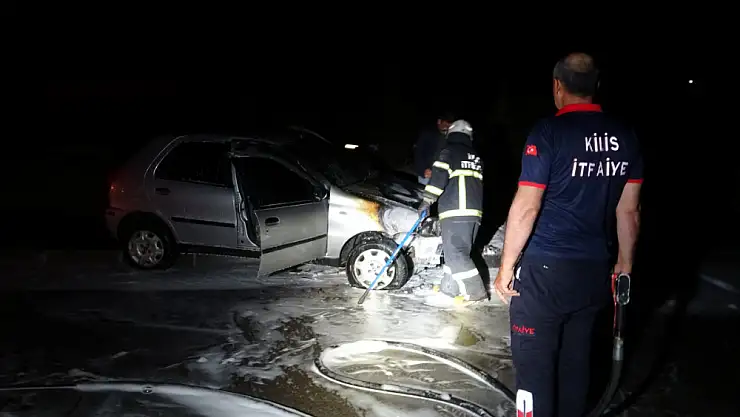 Alev alan otomobil refüje çarparak durabildi