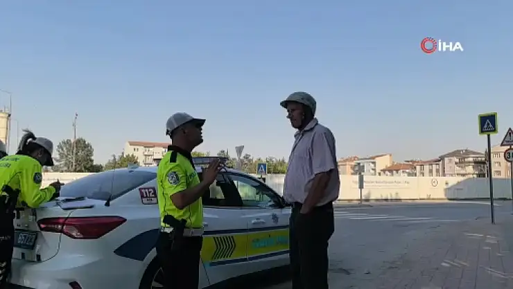 Alkollü sürücü polise yakalandı: 'Sanki cinayet mi işledik 5 tane kağıt imzalattın'