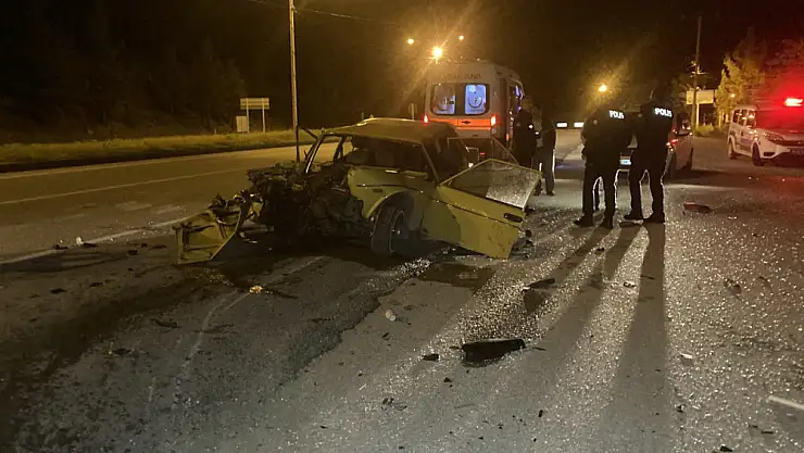 Alkollü ve ehliyetsiz sürücü yol kenarında duran tıra çarptı: 3 yaralı