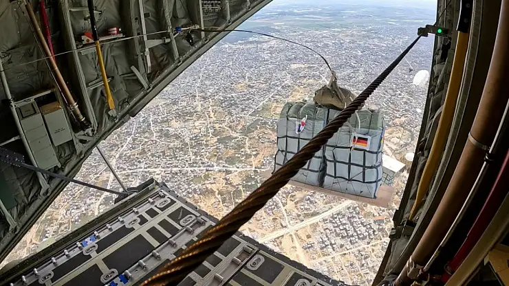 Almanya, ilk kez Gazze'ye havadan yardım bıraktı