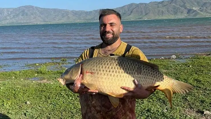 Amatör balıkçı 32 kiloluk dev sazan yakaladı