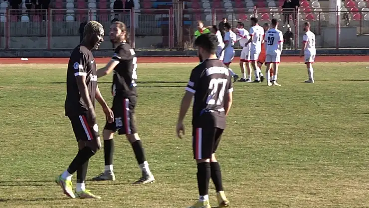Amatör maçta futbolcudan hakeme yumruklu saldırı