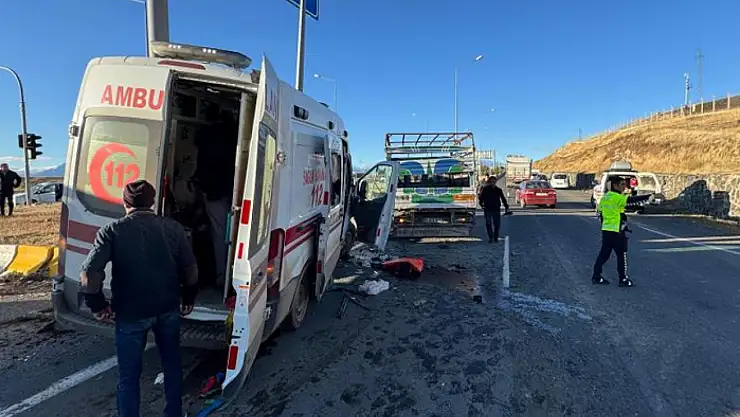 Ambulans kamyonetle çarpıştı