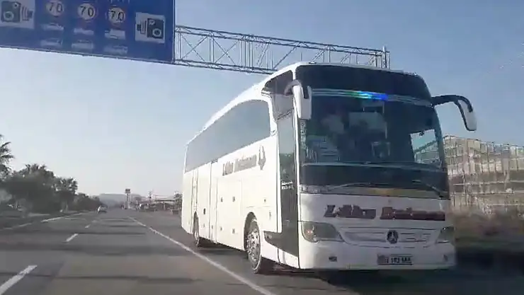 Ana yolda tersten giden yolcu otobüsü trafiği tehlikeye attı