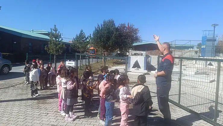 Anaokulu öğretmen ve öğrencilerine afet ve yangın farkındalık eğitimi