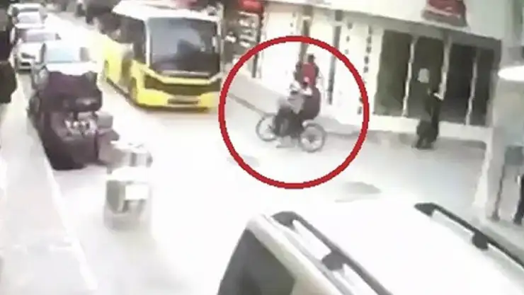 Aniden yola çıkan bisikletteki 2 gence minibüs çarptı