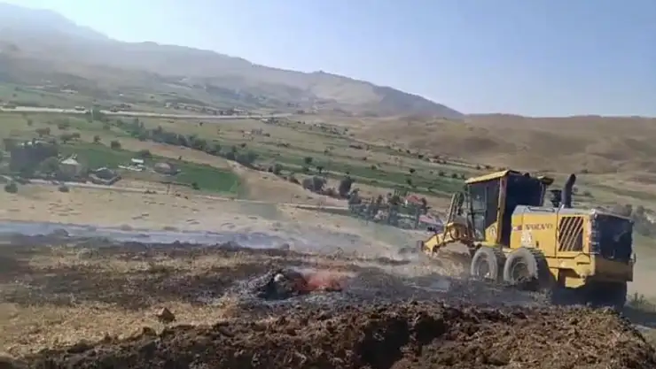 Anız yangınına kepçeli müdahale