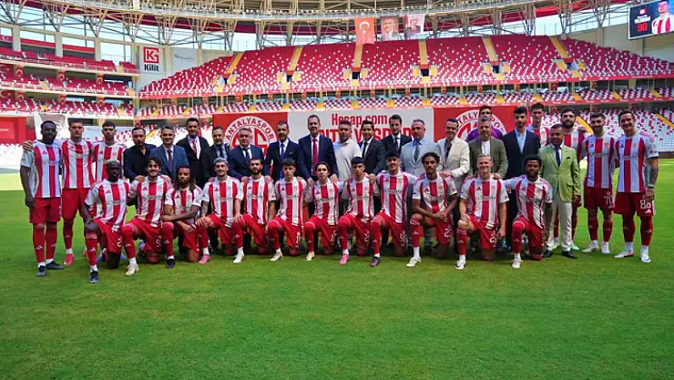 Antalyaspor, yeni transferlerini ve A takıma yükselen genç oyuncularını taraftara tanıttı