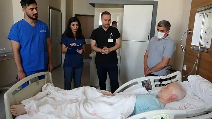 Aort damar yırtığına karşı zamanla yarış: 15 kişilik ekip hastayı hayata döndürdü